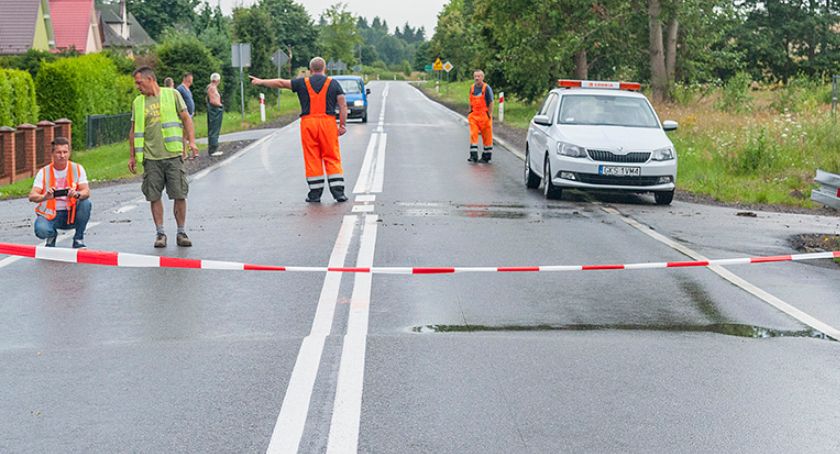 Zdjęcie zarwana nawierzchnia na drodze krajowej nr 20