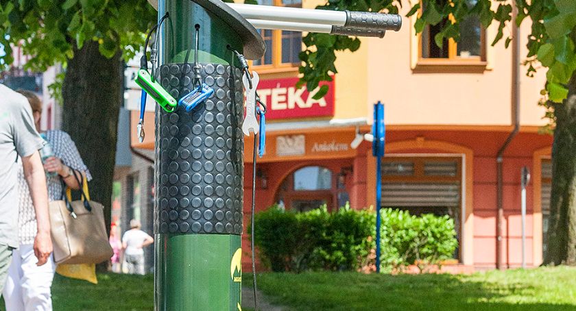 W ramach budżetu obywatelskiego Bytowa powstały m.in. stacje naprawy rowerów.