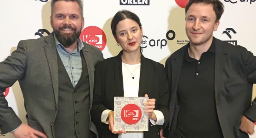 Paweł Iwański (po lewej) z firmy Łąccy-Kołczygłowy oraz Ewa Nowak i Jarosław Markowicz, autorzy projektu kolekcji mebli BÓN