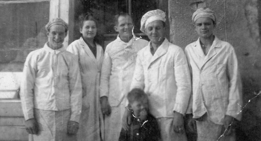 - Druga od lewej to moja mama, obok stoi tata. Pozostałych nie potrafię rozpoznać. Może ktoś z Czytelników zdoła - mówi Bożena Lubińska.