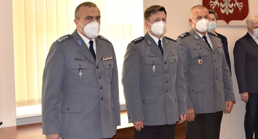 W Komendzie Powiatowej Policji w Bytowie żegnano Mariusza Grabowskiego (w środku), dotychczasowego zastępcę komendanta, który przechodzi na emeryturę. Zastąpi go mł. insp. Jacek Kowalski (trzeci z lewej).
