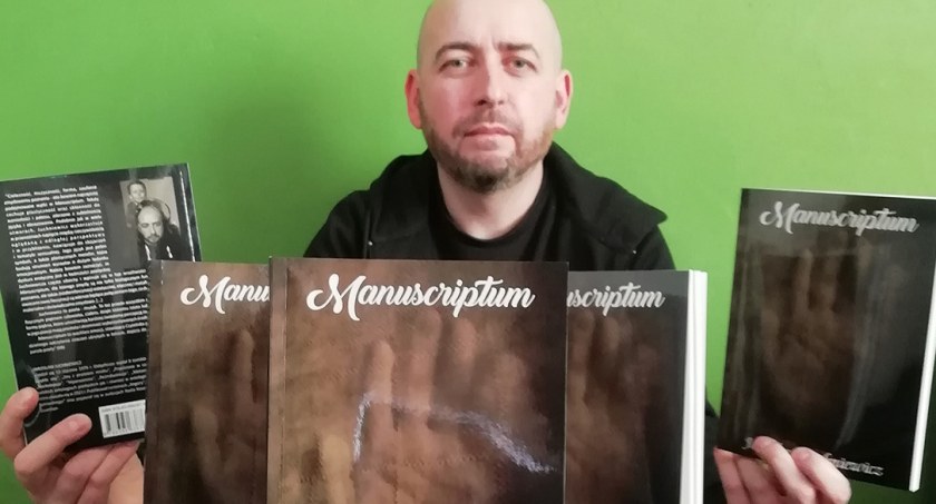 „Manuscriptum” to tytuł najnowszego tomiku wierszy bytowskiego poety Jarosława Juchniewicza.