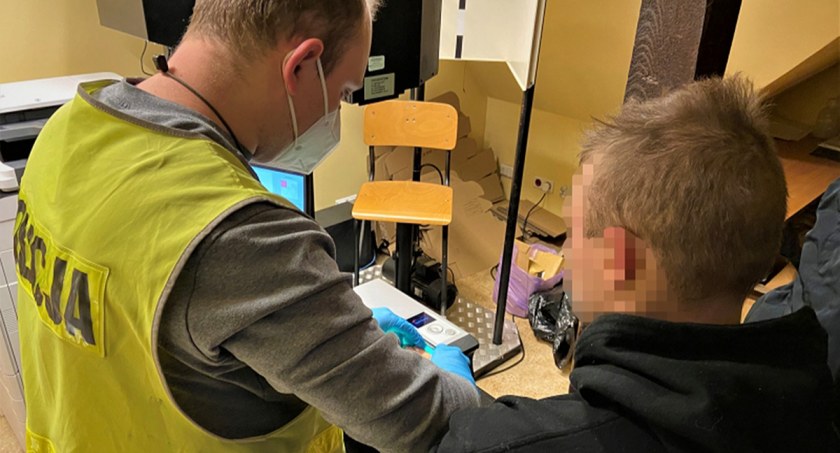20-letni mieszkaniec gminy Lipnica próbował uciekać przed policjantami najpierw samochodem, a później piechotą w kapciach.