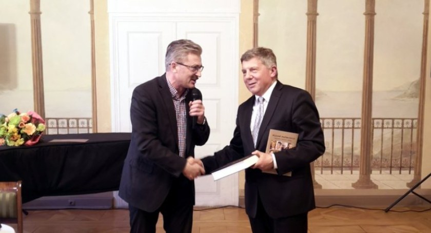 Òbczas promòcje ò kaszëbsczim dzejanim Benedikta Karczewsczégò gôdôł m.jin. Eùgeniusz Prëczkòwsczi, wiceprzédnik KPZ. Na òdjimkù je z Piotrã Karczewsczim (z prawi). Òdj. A. Grenwald