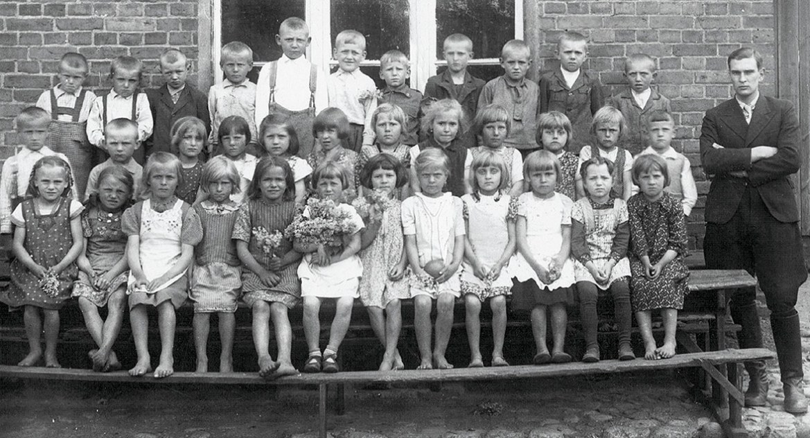 Foto. Zdjęcie z 1941 r. przedstawiające uczniów z Borowego Młyna