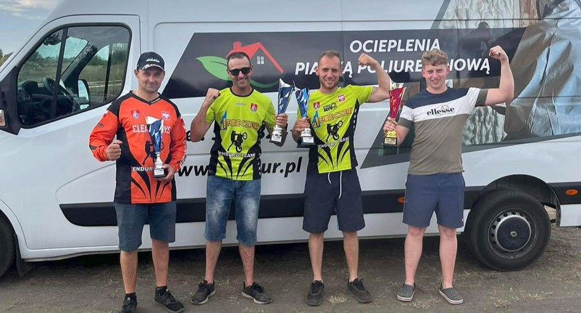 Foto. Członkowie Stowarzyszenia Enduro Tuchomie: Bartłomiej Niedziółka z Kramarzyn (drugi od lewej) oraz Damian Kmieciak z Miastka (drugi z prawej)