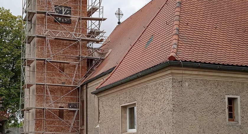 Foto. Remont kościoła w Borowym Młynie. Sierpień 2022 r.