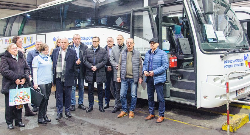 Foto. Przedstawiciele samorządów i inni darczyńcy pożegnali przedstawicielkę gminy Koropiec