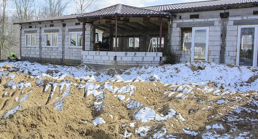 Pod koniec marca mieszkaniec Dąbrówki zauważył, że na terenie jednej z firm wykopano dół w ziemi, do którego wysypywane są odpady.