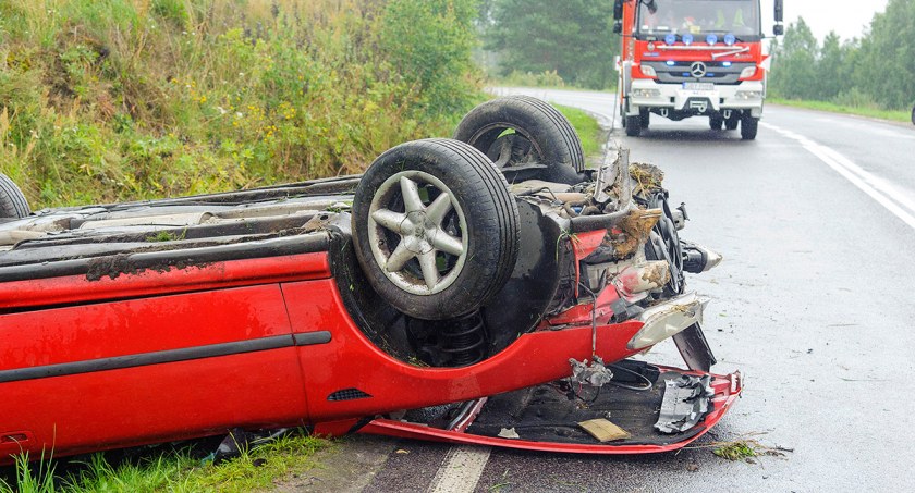 Wypadki drogowe , Dachowanie Studzienicami środku podróżowały osoby - zdjęcie, fotografia