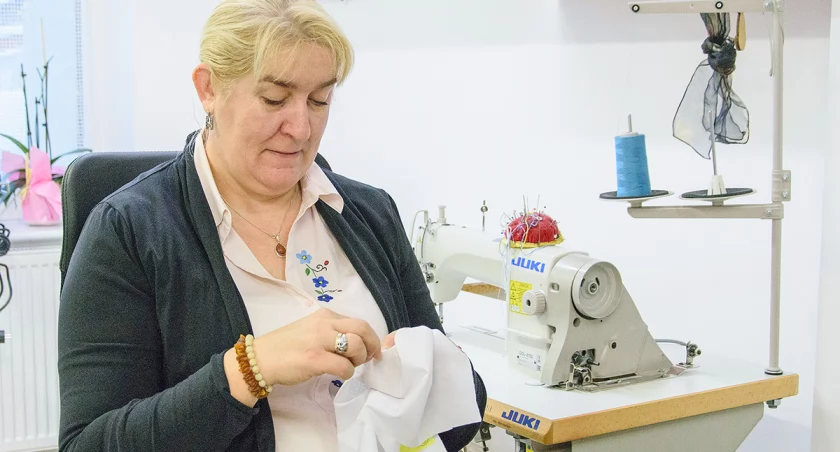 Elżbieta Pluto Prądzynska w Tuchomiu prowadzi Pracownię Haftu i Renowacji Tkanin Unikatowych GAJA