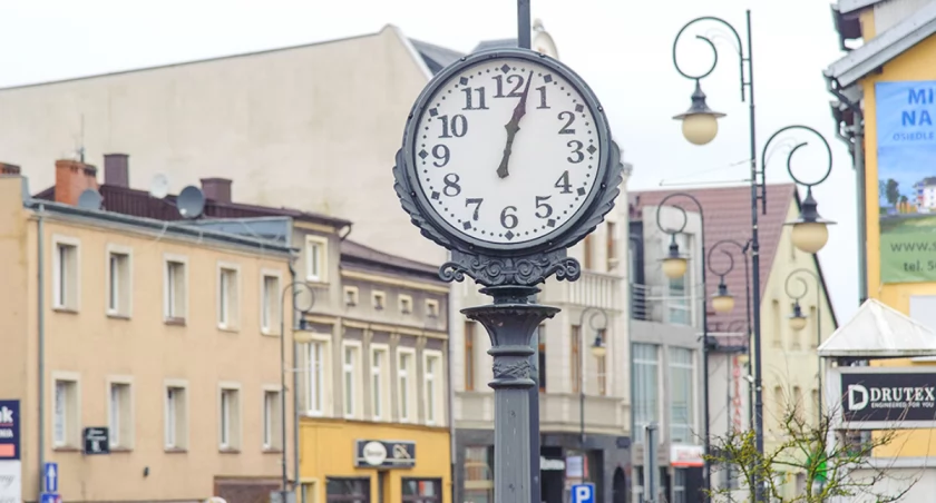 Jeszcze przed tygodniem wskazówki zegara w Bytowie przez cały czas wskazywały 12:03.