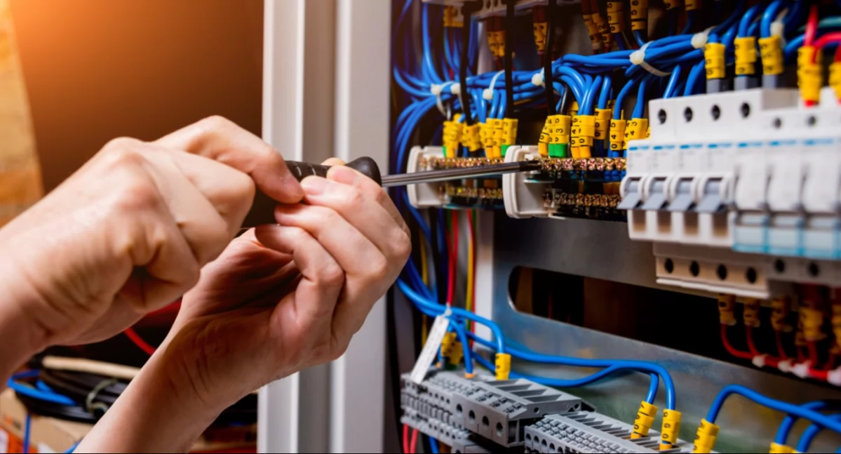 Tekst sponsorowany, Dekarz elektryk mechatronik zawód przyszłością który zdobędziesz dzięki szkole branżowej - zdjęcie, fotografia
