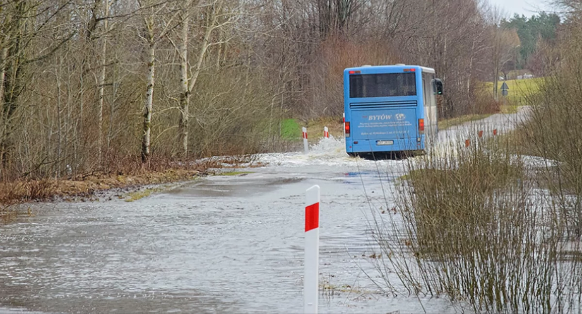 Foto: Kurier Bytowski (archiwum). Tak wygladała droga powiatowa Rokitki - Bochowo w lutym 2024 r. W tym roku nadal jest zalewana.