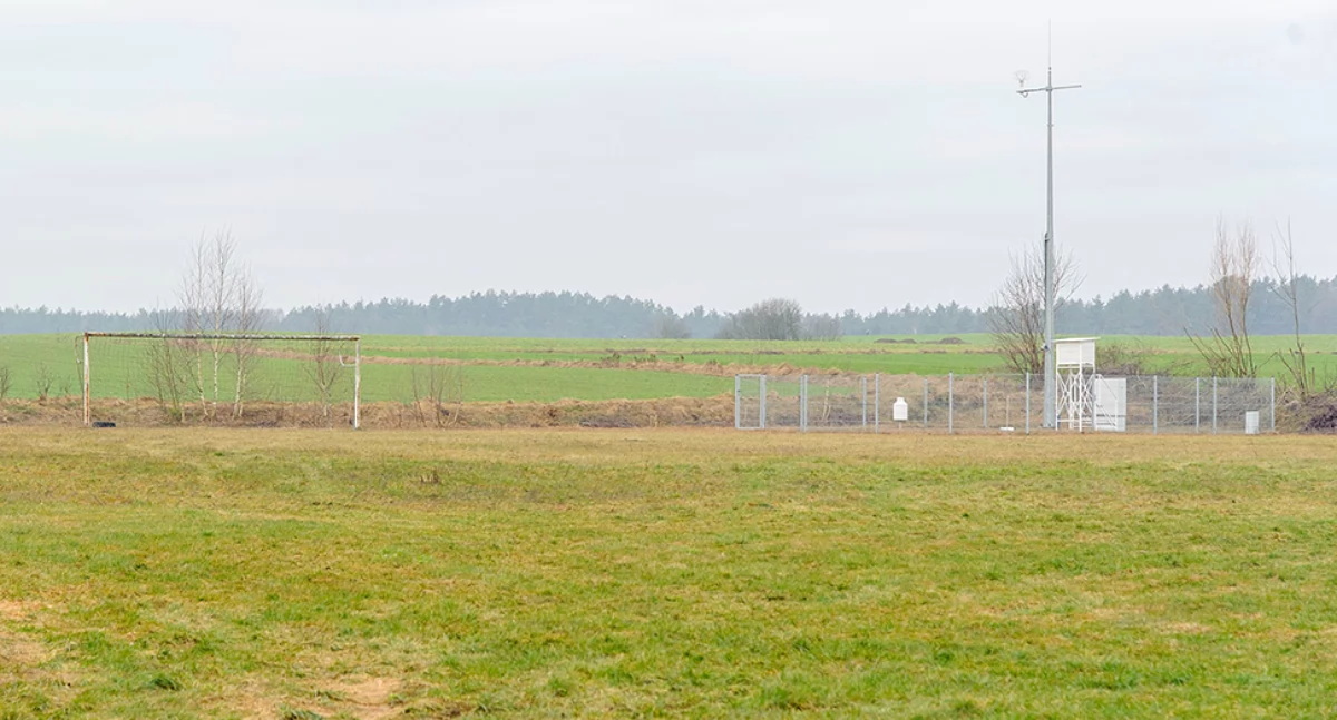 Foto: Kurier Bytowski. W Struszewie może pojawić się problem z lokalizacją boiska na gminnej parceli, bo stoi na niej wieża wybudowana przez Instytut Meteorologii i Gospodarki Wodnej.