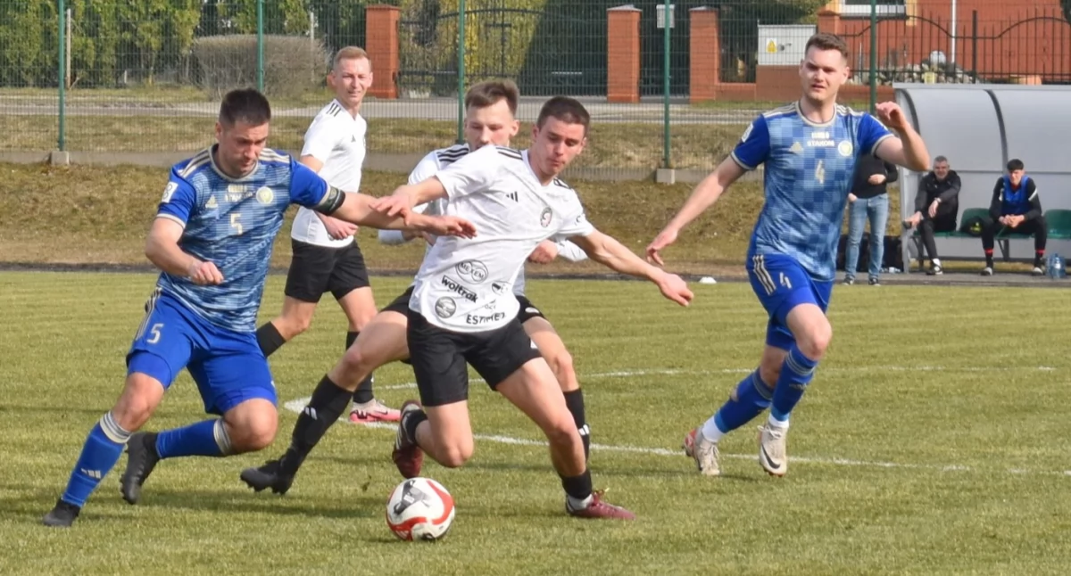 Foto: Wiktoria Kurkierewicz/Start Miastko. W pierwszej wiosennej kolejce pkręgówki piłkarze Myśliwca Tuchomie przegrali w Miastku ze Startem 1:2.