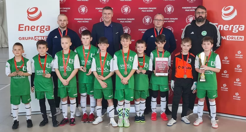 Foto: Olaf Osowski. Młodzi piłkarze U-2 Bytów ze swoimi trenerami oraz Radosławem Michalskim, prezesem Pomorskiego Związku Piłki Nożnej, i Rafałem Kondysiakiem, prezesem Sokoła Zblewo.