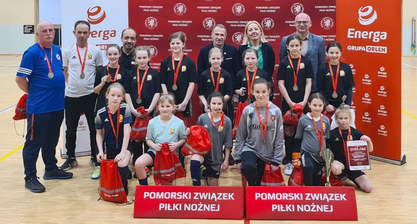 Foto: PomZPN. Pierwsza drużyna Prometeusza Tuchomie triumfowała, a druga zajęła 6 miejsce w turnieju  ENERGA Griffin Cup w Jezierzycach dla zawodniczek ur. w 2014 r. 