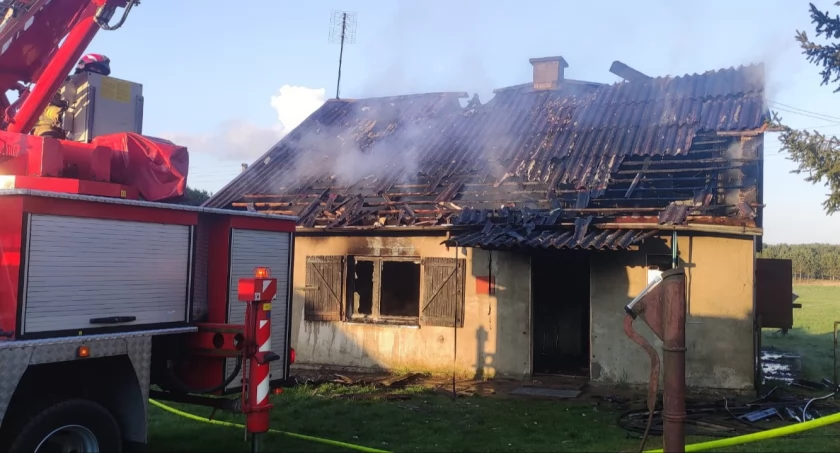 W Sątocznie w gminie Lipnica zapalił się budynek mieszkalny. Na szczęście domownicy w porę go opuścili.