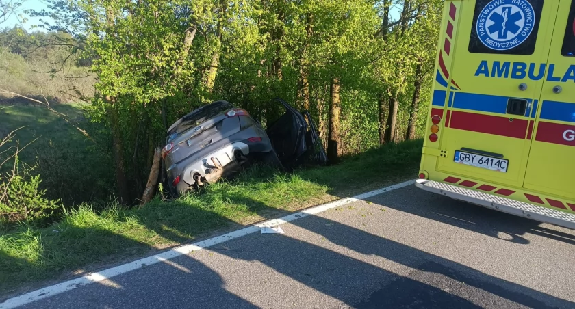 Kierowcę Forda do szpitala przetransportował śmigłowiec LPR. Obrażenia odniósł też jeden z pasażerów.