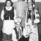 Krystyna Peretiatko (w środku) nauczycielka j. rosyjskiego wraz z uczniami. Od lewej:...