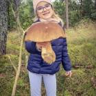 Podczas niedzielnego spaceru 2.10. w okolicach Tuchomka (gm. Tuchomie) 6-letnia Julia...