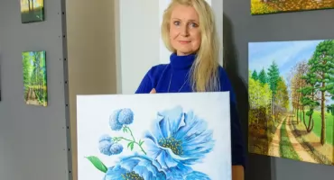 „Na płótnie zostawiam cząstkę siebie” - mówi malarka Grażyna Sankowski z Bytowa