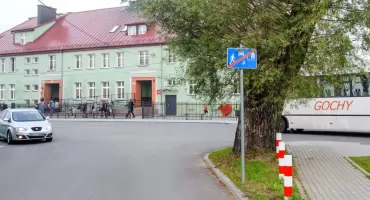 Przy szkole w Borzytuchomiu brakuje znaku? Niekoniecznie