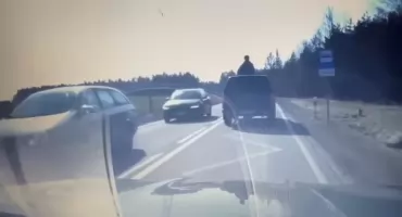 Głowa przez szyberdach, nogi na kierownicy. Niecodzienna technika jazdy
