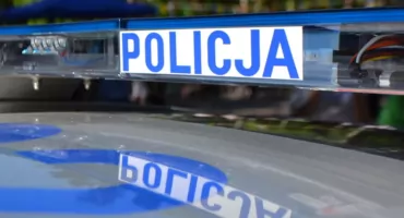Uciekał przed policjantami. Skończył jazdę na przydrożnym płocie