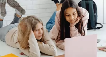 Jak bezpiecznie korzystać z technologii i rozwijać umiejętności cyfrowe w nauce szkolnej?