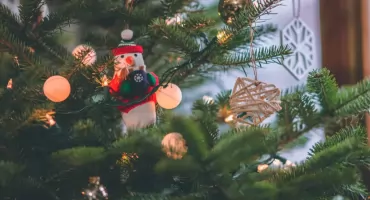 Bombki drewniane z imieniem – personalizowane ozdoby, które zachwycą każdego