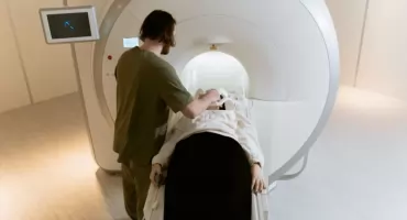 Jak zmienić zawód w 2 lata i zarabiać w branży nowoczesnych technologii medycznych?