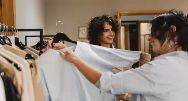 Kiermasz „Otwórz swoją szafę” wraca do Bytowa. Czy ubrania z drugiej ręki trzeba prać przed pierwszym założeniem?